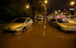 Des voitures bloquées dans une rue inondée de Nice, le 3 octobre 2015