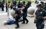 Sur cette image fournie par la radio publique de Buffalo, WBFO, prise par Mike Desmond, un manifestant de 75 ans est à terre après avoir été violemment poussé par la police, le 4 juin 2020