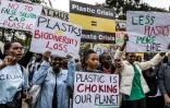 Des militants pour le climat défilent pour exiger une réduction drastique de la production mondiale de plastique, le 11 novembre 2023 à Nairobi, au Kenya