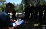 Des pompiers écoutent les prévisions météo dans une forêt de Gardanne, le 25 juillet 2023 dans les Bouches-du-Rhône