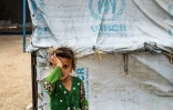 Une enfant devant une tente du HCR dans le camp Al-Hol, dans le nord-est de la Syrie, le 10 octobre 2023