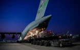 Sur ce cliché publié par l'US Air Force, de l'aide humanitaire est chargée à bord d'un C-17 Globemaster III sur la base d'Al Oudeid au Qatar à destination du Liban le 7 août 2020