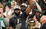Jaylen Brown des Boston Celtics brandit le trophée de MVP des finales NBA après la victoire 106-88 de Boston contre les Mavericks de Dallas dans le match 5 de la finale NBA 2024 au TD Garden à Boston, le 17 juin 2024