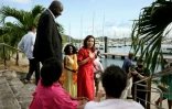 La candidate PS à la présidentielle et maire de Paris Anne Hidalgo (c) avec des habitants du Marin, le 13 février 2022 en Martinique
