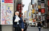 Une femme prend une vidéo avec son téléphone portable à Tokyo, au Japon, le 22 mars 2019