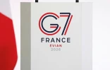 Le logo du sommet du G7 d'Évian lors d'une conférence de presse en marge d'une réunion des pays du G7 préparatoire à Paris, le 6 mai 2026