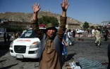 Un Afghan hurle devant les corps de personnes tuées dans l'attentat-suicide le 23 juillet 2016 à Kaboul