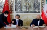 Le ministre iranien des Affaires étrangères Javad Zarif (d) et son homologue chinois Wang Yi signent un accord de coopération stratégique et commercial, le 27 mars 2021 à Téhéran