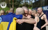 Photo prise et publiée par le Siège de coordination pour le traitement des prisonniers de guerre, le 23 mai 2025, montrant des prisonniers de guerre ukrainiens après leur échange contre des prisonniers russes