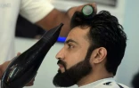 Chez Men's, les clients déboursent en moyenne 1.400 roupies (10 euros) par visite. Par comparaison, une coupe chez un coiffeur traditionnel, se négocie aux alentours de 200 roupies (1,5 euro)