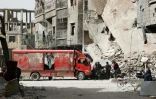 Des civils se préparent à évacuer la ville d'Arbine, dans la Ghouta orientale, près de Damas, le 27 mars 2018