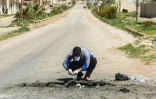 Collecte d'échantillons sur le site d'une attaque présumée de gaz toxique à Khan Sheikhun, dans la province d'Idlib, dans le nord-ouest de la Syrie, le 5 avril 2017