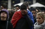 Un homme drapé dans l'emblème de la France dans un rassemblement en hommage aux victimes des attentats à Toulouse le 14 novembre 2015