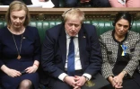 Le Premier ministre britannique Boris Johnson, la ministre des Affaires étrangères Liz Truss (G) et celle de l'Intérieur Priti Patel (D) écoutent la déclaration du président ukrainien Volodymyr Zelenski par lien vidéo depuis Kiev, au Parlement britannique le 8 mars 2022