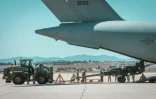 Un obusier américain, du même type que ceux livrés à l'Ukraine, embarqué à bord d'un avion militaire depuis une base en Californie, le 28 avril 2022