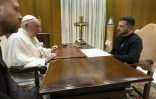 Photo prise et transmise par les services du Vatican montrant le président ukrainien Volodymyr Zelensky en audience privée avec le pape François, le 13 mai 2023 au Vatican