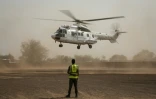 Un membre du Service aérien humanitaire des Nations unies (UNHAS) observe l'atterrissage d'un hélicoptère UNHAS à Dori, au Burkina Faso, le 31 mai 2024