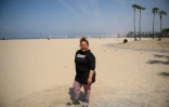 Denise Diangelo, SDF, sur la plage de Venice Beach, le 16 juin 2021 en Californie