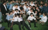 Les joueurs et dirigeants de l'OM posent avec le trophée de la Coupe d'Europe des clubs champions à Marseille, le 27 mai 1993