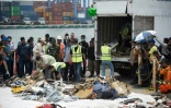 Le 2 novembre 2018 dans un port de Jakarta, les équipes de recherche récupèrent des débris du vol de Lion Air qui s'est abîmé en mer