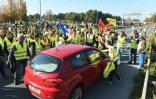 Des "gilets jaunes" bloquent la rocade lors d'une manifestation contre la hausse des prix du carburant et du pétrole, le 17 novembre 2018 à Bordeaux