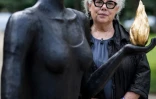 Alison Saar derrière la sculpture qu'elle a créée pour les Jeux de Paris le 23 juin 2024 à Paris. L'artiste dit vouloir "rompre avec l'image de l'homme blanc standard que l'on retrouve dans la plupart des monuments et des sculptures"