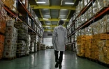 Un employé dans un entrepôt où des palettes de produits cosmétiques attendent d'être expédiées, à l'usine de fabrication de cosmétiques Kaera dans la zone industrielle de Yopougon, en périphérie d'Abidjan, le 7 juillet 2026 en Côte d'Ivoire
