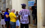 Des personnes attendent pour se faire vacciner contre le Covid-19, le 9 juillet 2021 à La Havane
