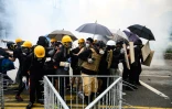 Tirs de gaz lacrymogènes par la police sur des manifestants à Yen Long, à Hong Kong le 27 juillet 2019