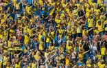 Des supporters suédois encouragent leur équipe lors de son match de la poule E contre la Slovaquie, le 18 juin 2021 à Saint-Petersbourg