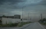 De la poussière au-dessus d'une route à Obilic, près d'une centrale thermique au charbon, le 12 juillet 2026 au Kosovo