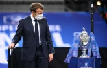 Le président Emmanuel Macron près du trophée de la Coupe de France le 24 juillet 2020 au Stade de France, à Saint-Denis, après la victoire du Paris Saint-Germain contre Saint-Etienne