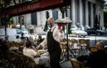 Un serveur du Café de la Mairie le 2 juin 2020 à Paris 
