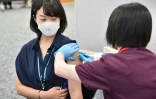 Une employée de la société japonaise Suntory Holding reçoit une injection du vaccin Moderna sur son lieu de travail à Tokyo, le 21 juin 2021