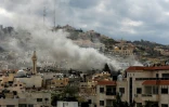 De la fumée s'élève au-dessus du camp de réfugiés de Jénine, dans le nord de la Cisjordanie occupée, le 24 février 2025