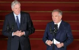 Passation des pouvoirs entre Michel Barnier (g) et le nouveau Premier ministre François Bayrou à l'hôtel Matignon, le 13 décembre 2024 à Paris