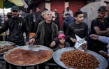 Des Palestiniens vendent des spécialités sucrées le 9 avril 2024, au dernier jour du jeûne musulman du ramadan sur un marché de Deir el-Balah, dans le centre de la bande de Gaza, où une guerre oppose Israël au mouvement islamiste Hamas
