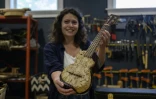 La luthière française Rachel Rosenkrantz montre un ukulélé fabriqué en mycélium de champignon, le 21 juin 2023 à Providence, dans le nord-est des Etats-Unis