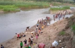 Des habitants déplacés de Birmanie, à la frontière avec la Thaïlande, le 26 mars 2022