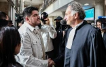 Amine Kessaci serre la main de son avocat, Me Pierre-Olivier Sur, au palais de justice d'Aix-en-Provence le 19 octobre 2026