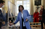 La candidate PS Anne Hidalgo dépose son bulletin dans l'urne  dans un bureau de vote à Paris, le 10 avril  2022 