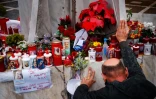 Un homme prie devant un autel improvisé au pied de la statue de Jean Paul II devant l'hôpital Gemelli à Rome, où est hospitalisé le pape François, le 1er mars 2025