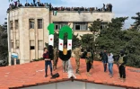 Vue aérienne de manifestants à Idleb, rassemblés sur un toit pour marquer les 10 ans du soulèvement en Syrie, le 15 mars 2021