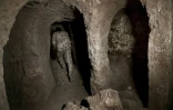 Cet impressionnant dédale de tunnels a été creusé par les jihadistes de l'EI pour effectuer des fouilles archéologiques sous la butte qui accueille le tombeau du prophète Jonas (Nabi Younès).