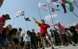 Des spectateurs dansent lors du concert du groupe de rock Peach Truck Hijackers au DMZ Peace Train Festival, le 14 juin 2026 à Cheorwon, en Corée du Sud, près de la frontière avec la Corée du Nord