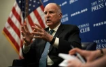 "La Californie va combattre cette (décision) stupide avec tous les moyens à sa disposition", a affirmé son gouverneur, Jerry Brown, ici le 17 avril 2018 à Washington