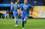 Le milieu ukrainien Oleksandr Zubkov, arborant l'ancien maillot, célèbre son but lors du mach amical contre l'Irlande du Nord à Dnipro, le 3 juin 2021