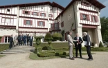 Les experts internationaux arrivent à la Villa Arnaga, à Cambo-les-Bains, pour la conférence actant la dissolution de l'ETA