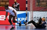 L'arrière des Bleues, Grâce Zaadi, spécialiste de la défense, contre la Norvège en finale de l'Euro de handball à Herning, le 20 décembre 2020