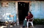 Une femme âgée devant sa maison du quartier de Puerta de Hierro, à La Matanza, banlieue pauvre de Buenos Aires le 12 avril 2021